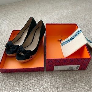 Tory Burch black canvas espadrille wedge shoe with bow size 9